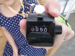 ［写真］いちご狩りを終えた女の子が５０を表示した数取器を見せてくれたところ